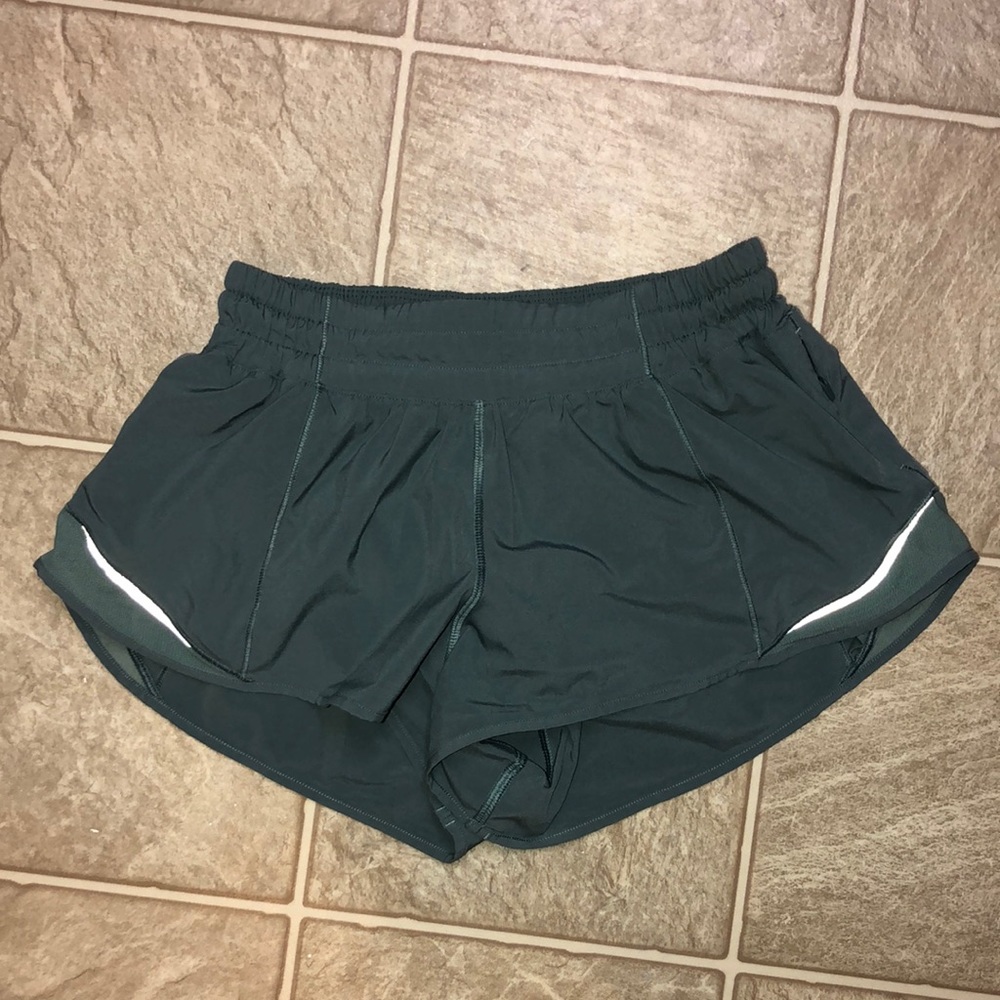Lululemon Hotty Hot Low-Rise Lined Short 2.5”